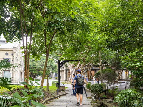 許多民眾來到松山文創園區,參觀展覽