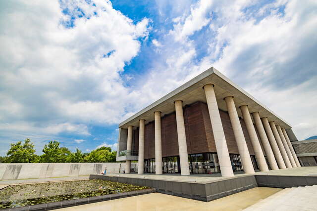 整體建築外觀設計簡潔而大氣體現出寧靜與莊嚴