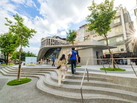 公園入口的流線造型建築