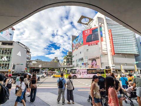 捷運中山站周邊人潮與城市景象
