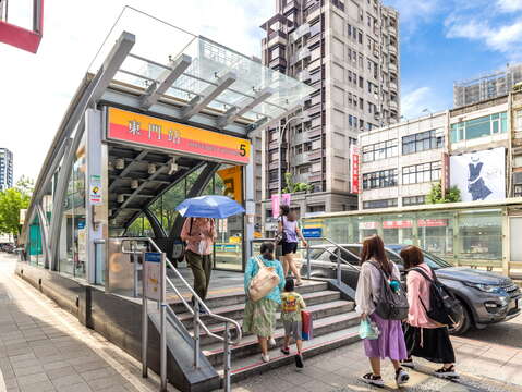 東門站 5 號出站直通永康街