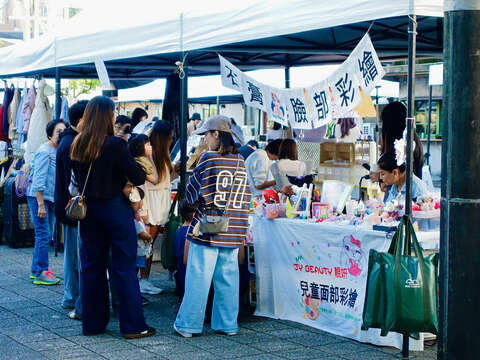 四四南村市集聚集眾多親子與民眾參與,手作與創意攤位形成熱鬧動線