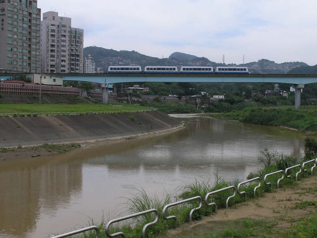 Left and Right Banks of the Jingmei River Bikeway
