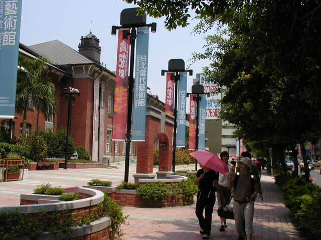 當代藝術館與遊客_攝影/王能佑