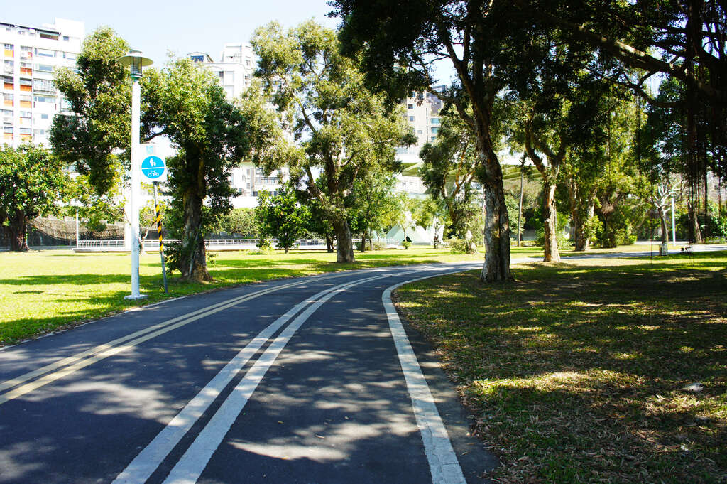 河滨公园自行车道沿途有些许绿荫_摄影/许宜容