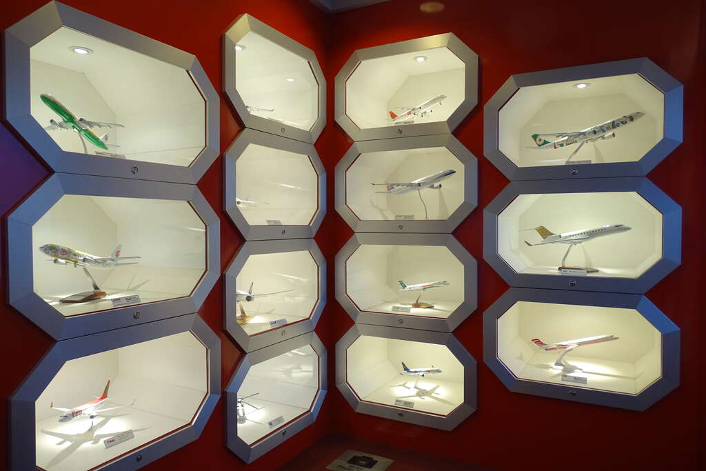 松山機場觀景台_3樓梯廳飛機模型展示櫃_攝影/高讚賢
