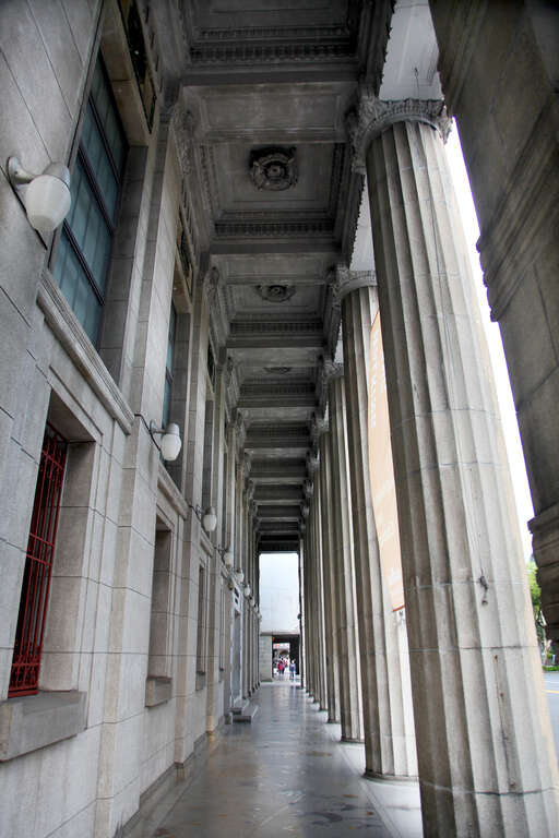 台灣博物館分館(原土地銀行)_巨大羅馬柱廊的石造建築_許宜容攝