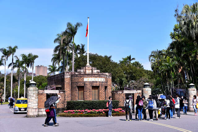 臺灣大學入口一景_攝影/許宜容