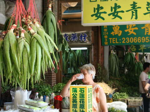 漫步於西昌街會聞到趁趁青草香味_攝影/王能佑