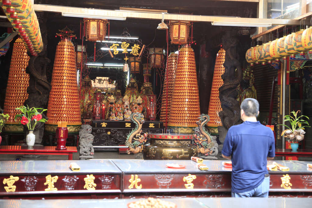 Area jajanan makanan kecil di depan kuil Ci Sheng