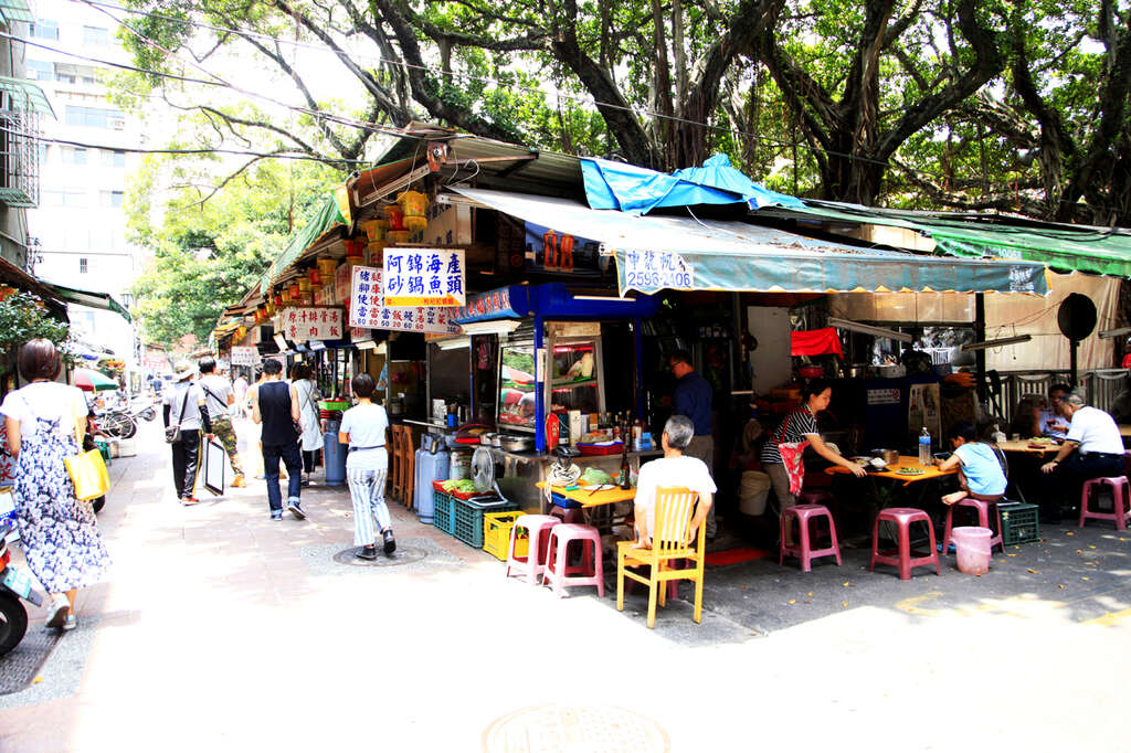 Area jajanan makanan kecil di depan kuil Ci Sheng