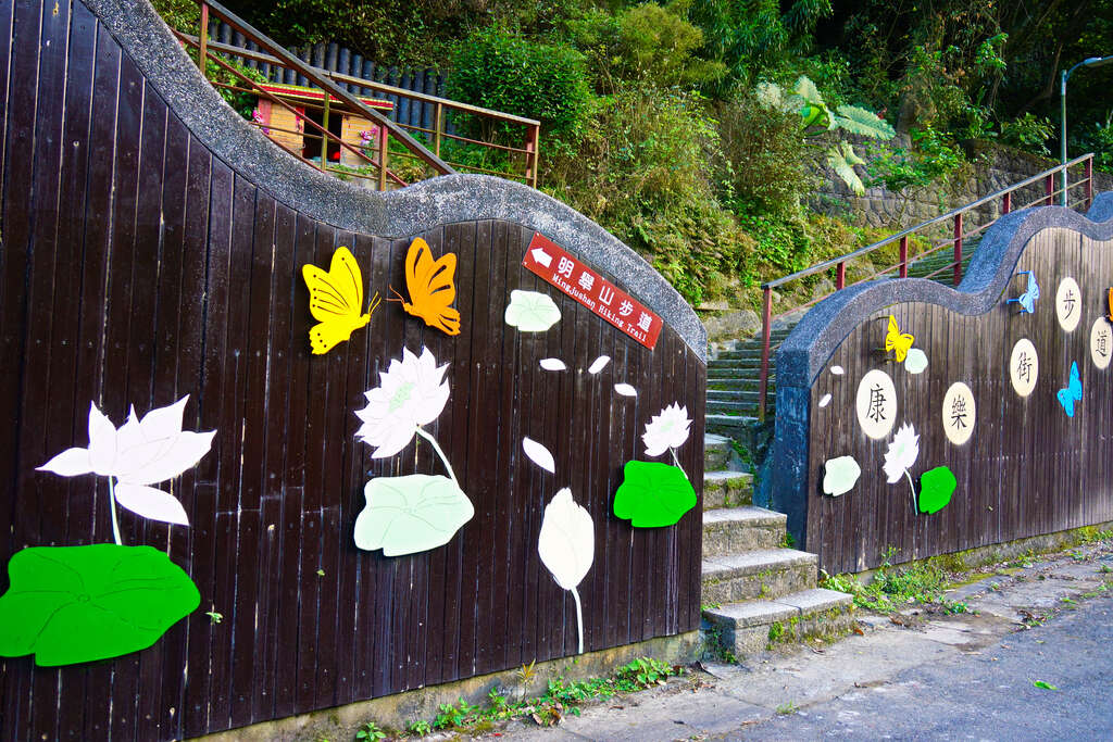 Wuzhi Mountain System: Bailuse, Mingju and Kangleshan Bridge Entrance Hiking Trail