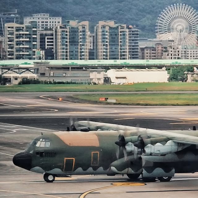 #TaipeiWaterDanceFestival Side-Trip Idea: Snap a Dreamy Photo with an Airplane! / #台北水舞嘉年華 順遊提案，與飛機夢幻同框合影✈️