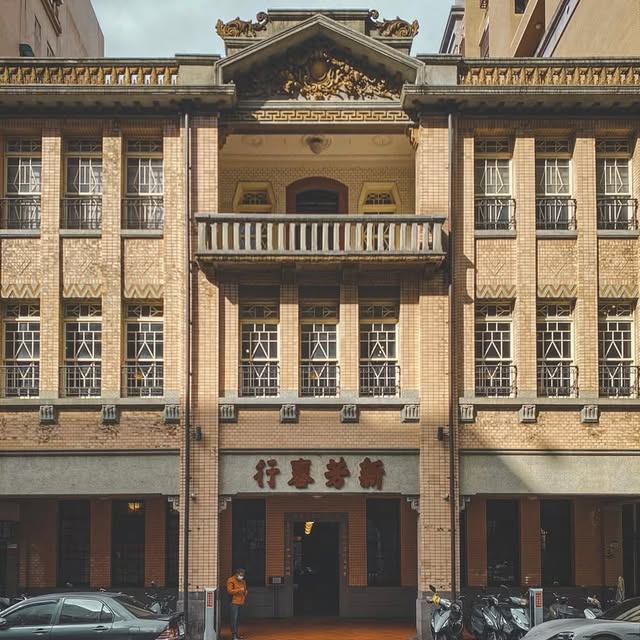 走進藏身在 #大稻埕 街區裡的百年茶行，穿回老臺北時空！