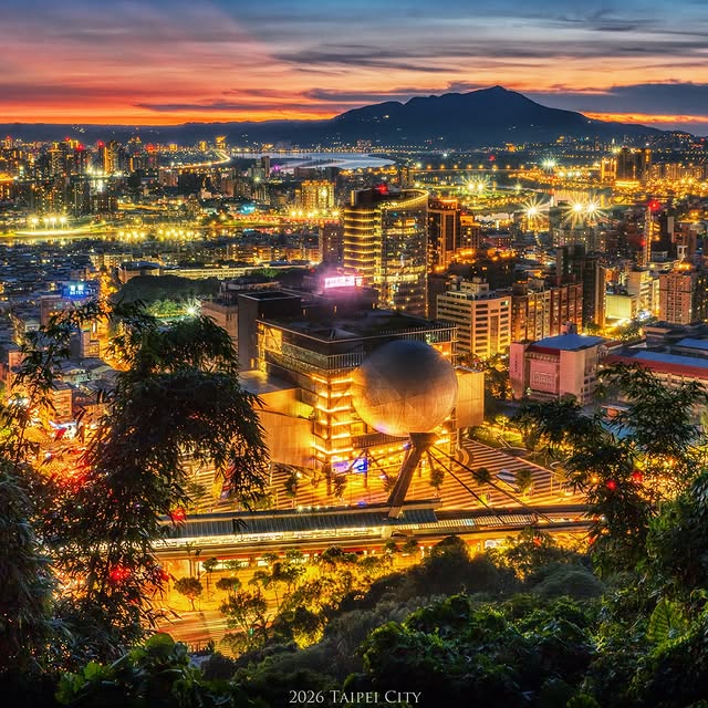 Enjoy an easy hike to watch Taipei’s bustling night view! 🌃✨／輕鬆登山看繁華的臺北夜景🌃