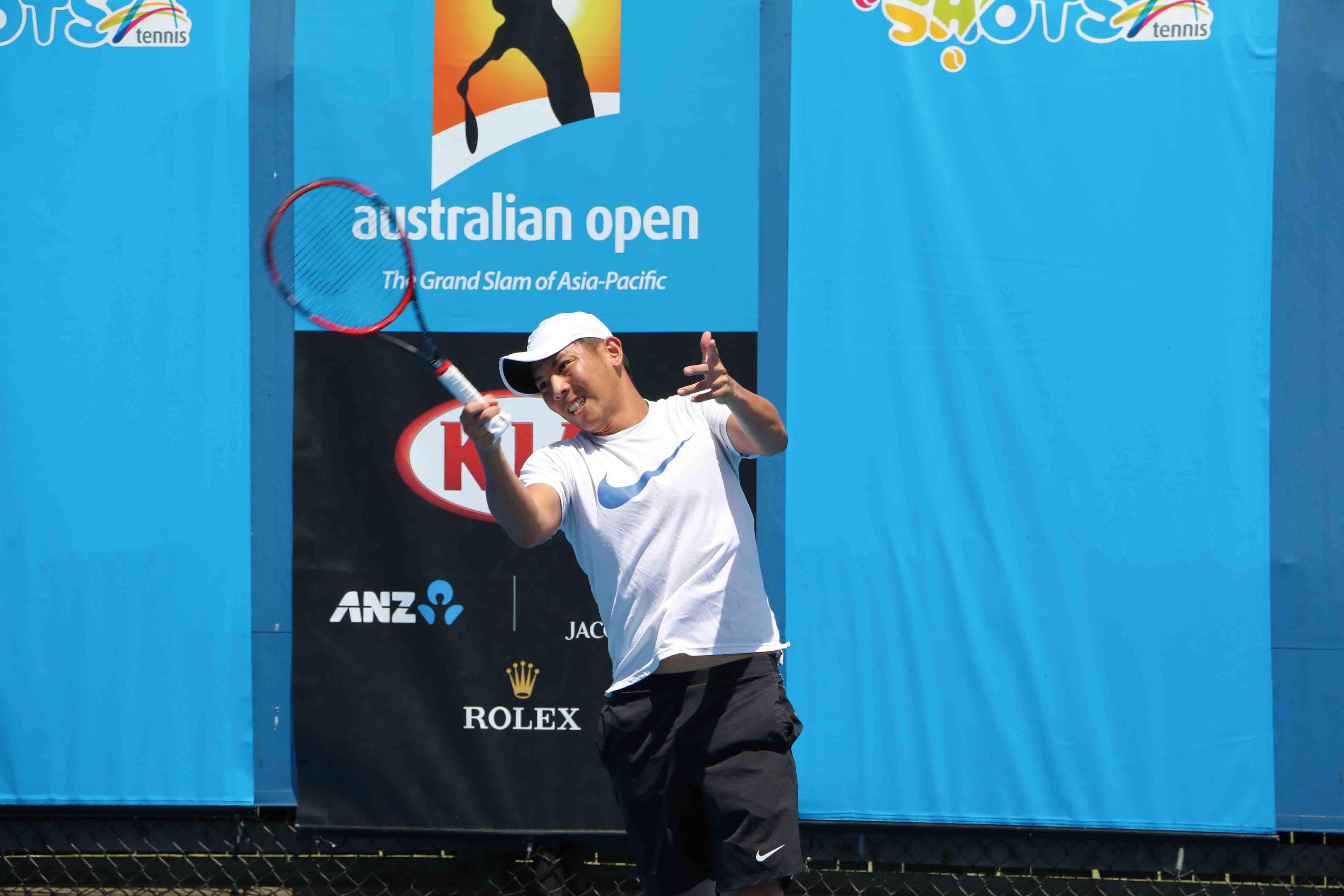3.3.2_楊宗樺在今年的澳網會內賽因為小指肌腱斷裂，把兩根手指用白膠帶捆在一起進行訓練與比賽，意志力驚人。.jpg