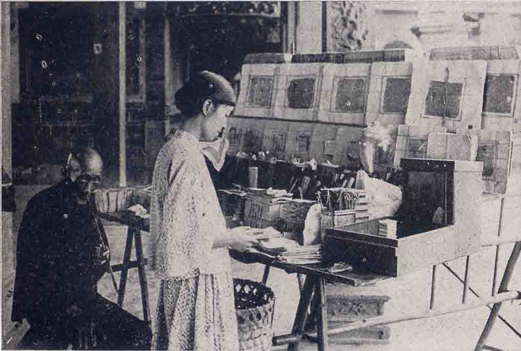 1_1930年代艋舺廟口販賣金銀紙的攤販。.jpg
