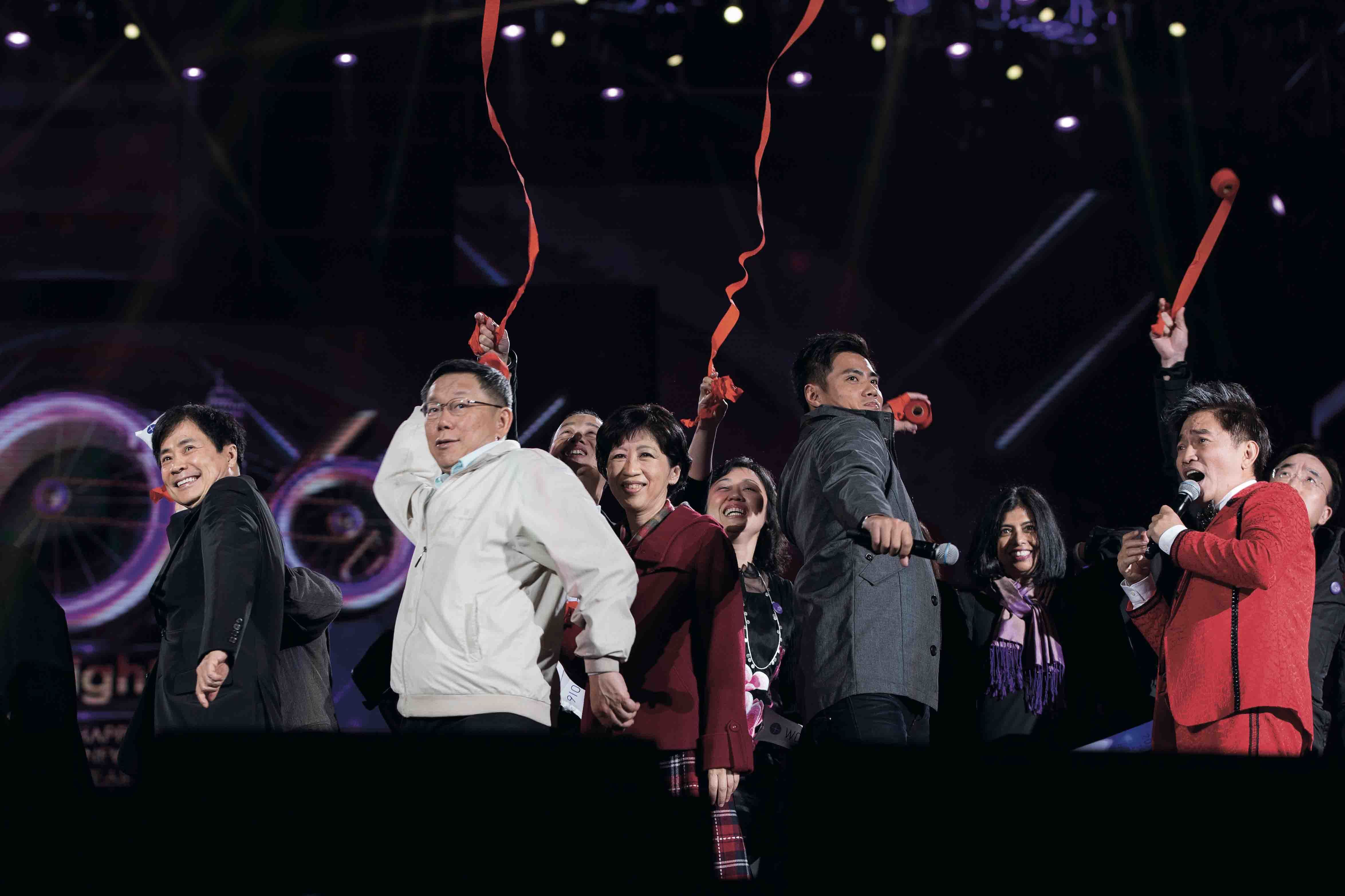 1_陳偉殷（右）與台北市市長柯文哲夫婦在去年跨年晚會上同台，一起倒數迎新年。（潘俊霖攝）.jpg