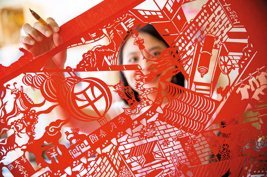 纸雕艺术家 成若涵　从指尖到纸间　刻画最美时刻