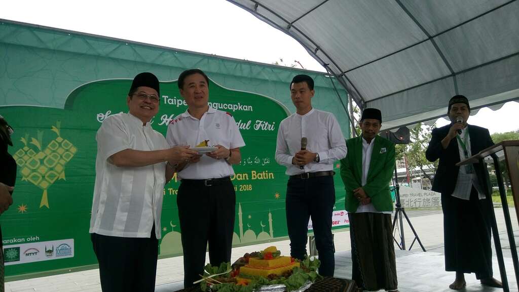 印尼辦事處代表羅伯特（左）與臺北市副市長陳景峻（右）分享印尼傳統食物「薑黃飯」，一起慶祝開齋節