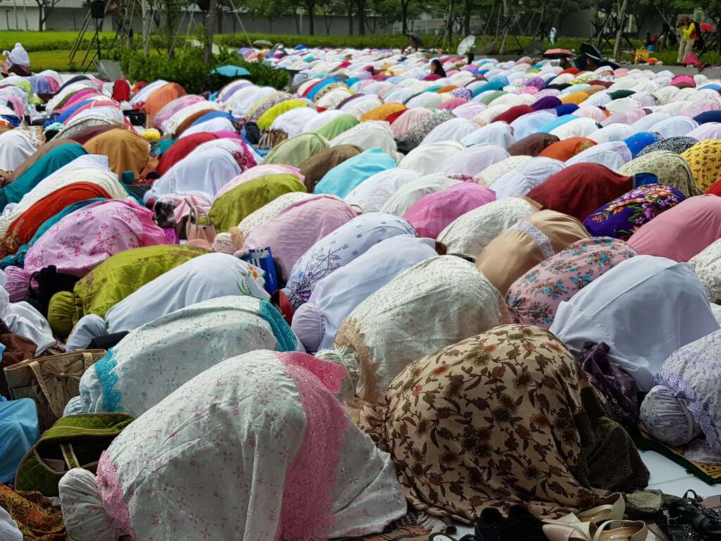 經過近一個月的齋戒，穆斯林於今日開齋，開齋節會禮呈現莊嚴平和的氣氛