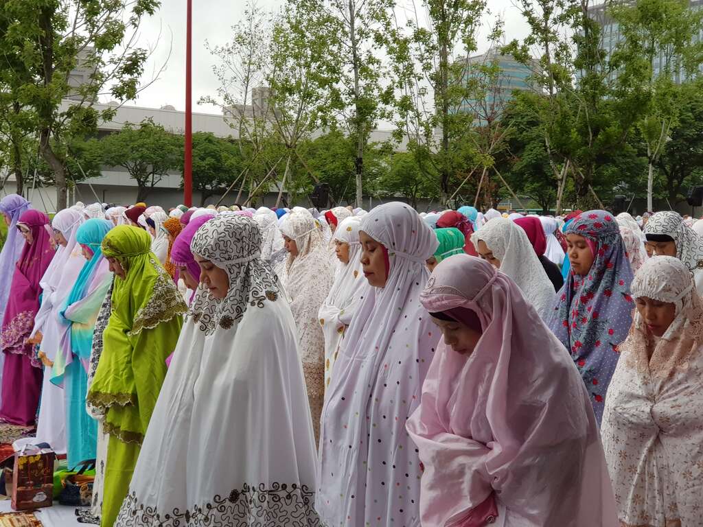上午6时台北行旅广场前涌入大批穆斯林朋友盛装出席开斋节会礼，美丽的传统服饰相当吸睛