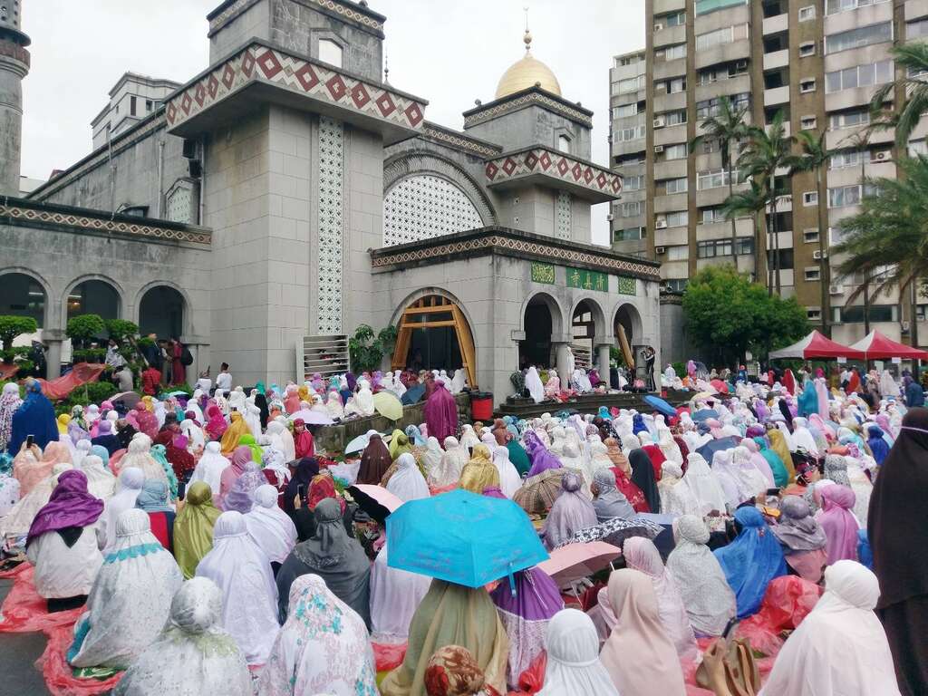 众多穆斯林朋友不畏下雨，齐聚台北清真寺庆祝开斋并虔诚礼拜，为台北增添异国气氛