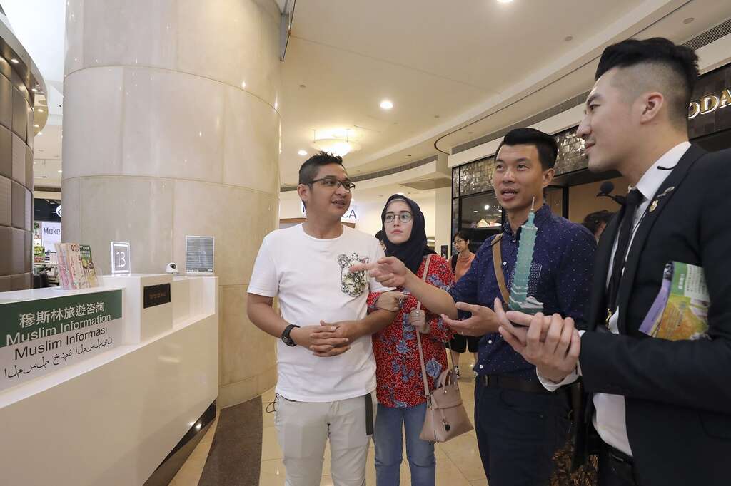 搭雙層巴士玩自拍印尼歌手Pasha臺北玩不完 攜家人造訪101，熊讚驚喜現身同慶生