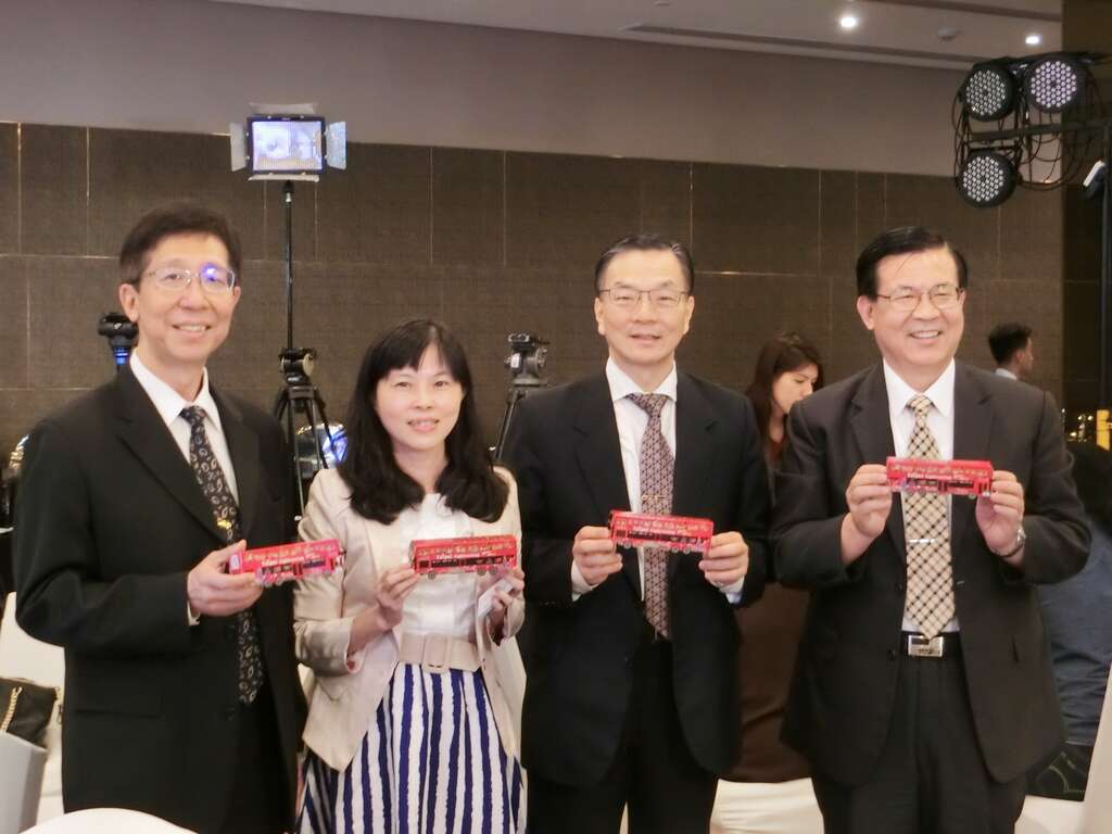 外交部驻菲代表处公使朱曦(右2)出席FUN TAPEI产品发布会，期许台菲两国在县市政府的努力下有更多正向交流。(右3观传局副局长陈誉馨、右1台北双层观光巴士总经理徐浩源、左1驻菲代表处组长庄正安)