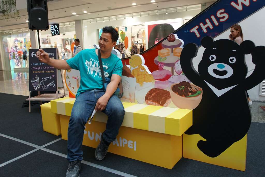 是誰擠爆Shopping mall? 臺北美食與超FUN電明星歌手Mikey Bustos威力齊發 菲律賓民眾：戀愛惹