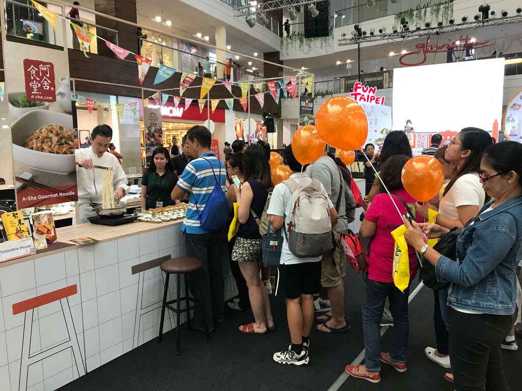 是誰擠爆Shopping mall? 臺北美食與超FUN電明星歌手Mikey Bustos威力齊發 菲律賓民眾：戀愛惹