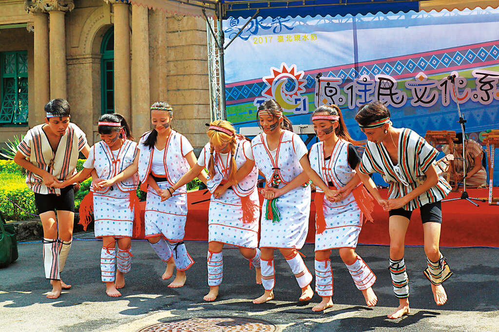 除了戏水，台北亲水节也规画了原住民表演与原住民文物展示。（图／台北自来水处提供）
