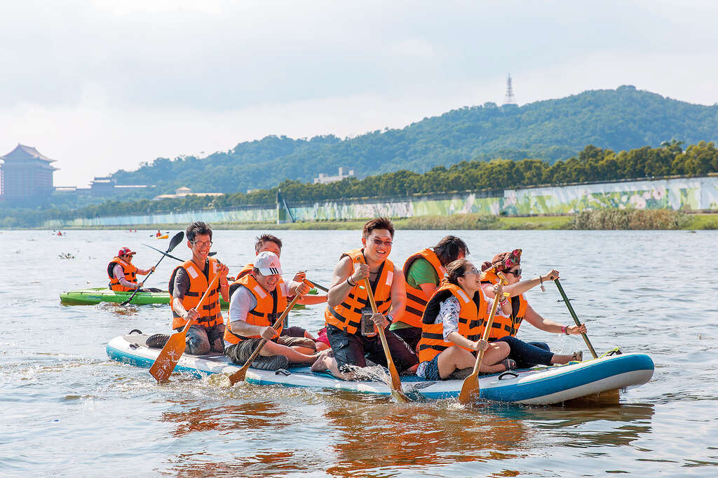 立槳式浪板玩法多元，可單人也可團體，是近年盛行的水上活動。（圖／台北市體育局提供）