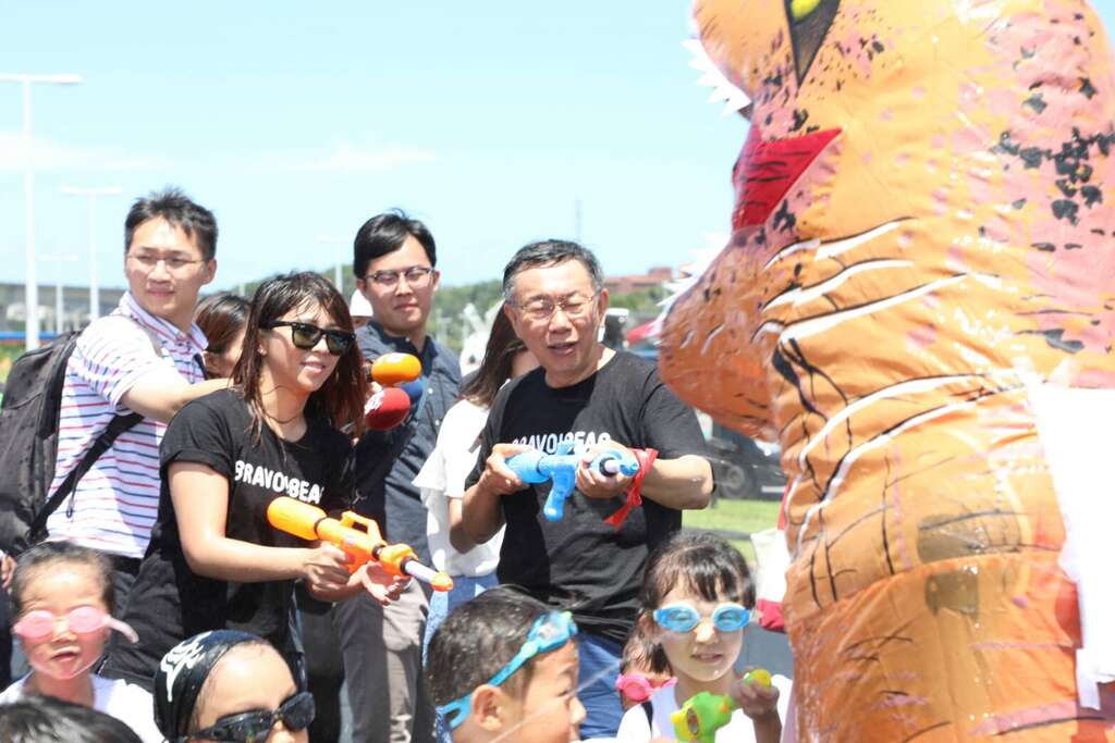 台北市长柯文哲,观光传播局局长陈思宇和小朋友一起用水枪打击暴龙
