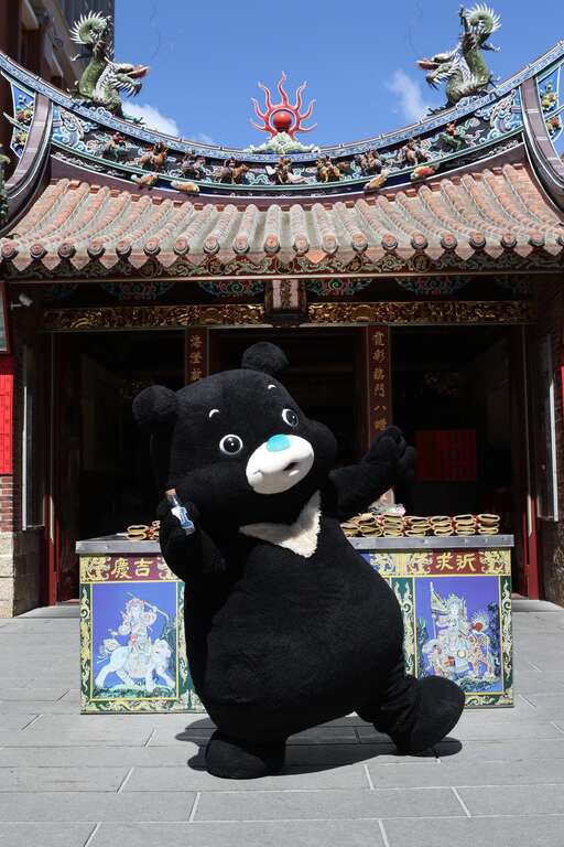 熊讚毛遂自薦擔任幸福大使，在霞海城隍廟虔誠地向月老祈福！