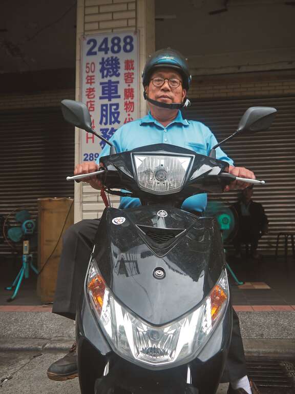與時間賽跑的車行老闆謝春明　北投限定機車快遞
