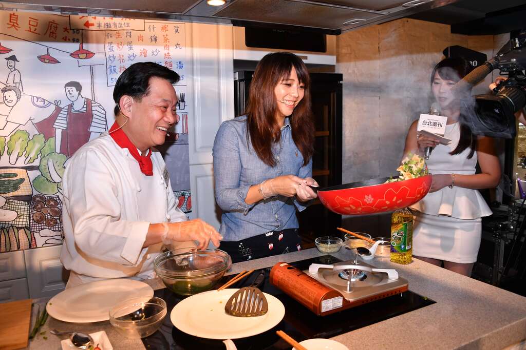 局长陈思宇与阿基师现场共同烹调别册食谱「雪菜炒腐包」，大秀甩锅厨艺-1.JPG