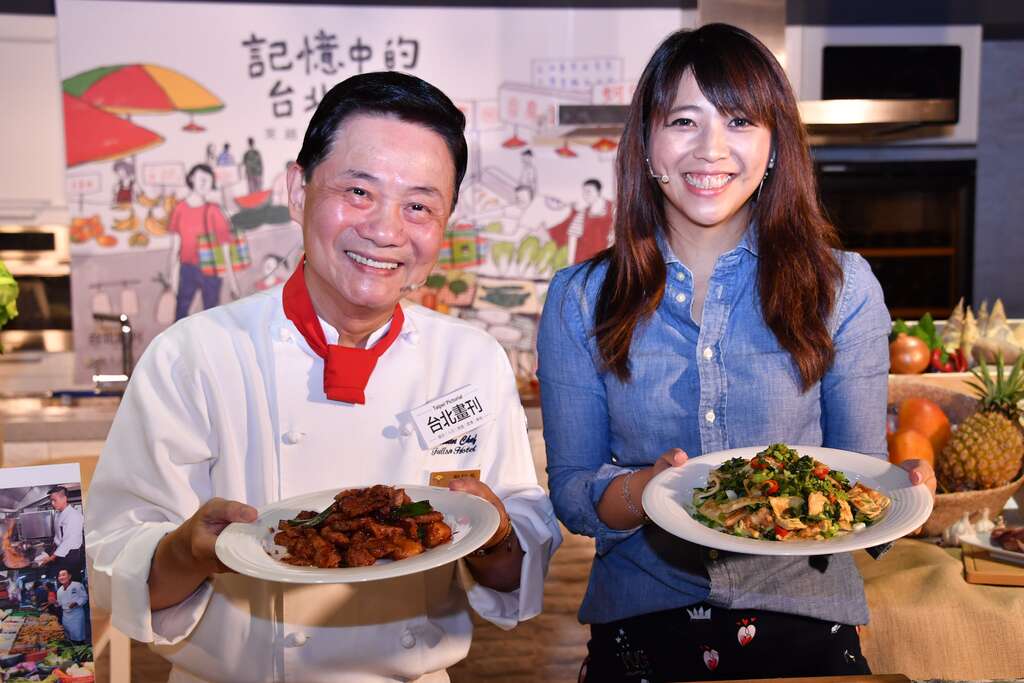 台北画刊23日记者会邀请饭店主厨阿基师出席，更与观传局长陈思宇现场挑菜、烹煮幸福家常料理，希望民众按图索骥，跟着画刊来趟不一样的市场小旅行。.JPG
