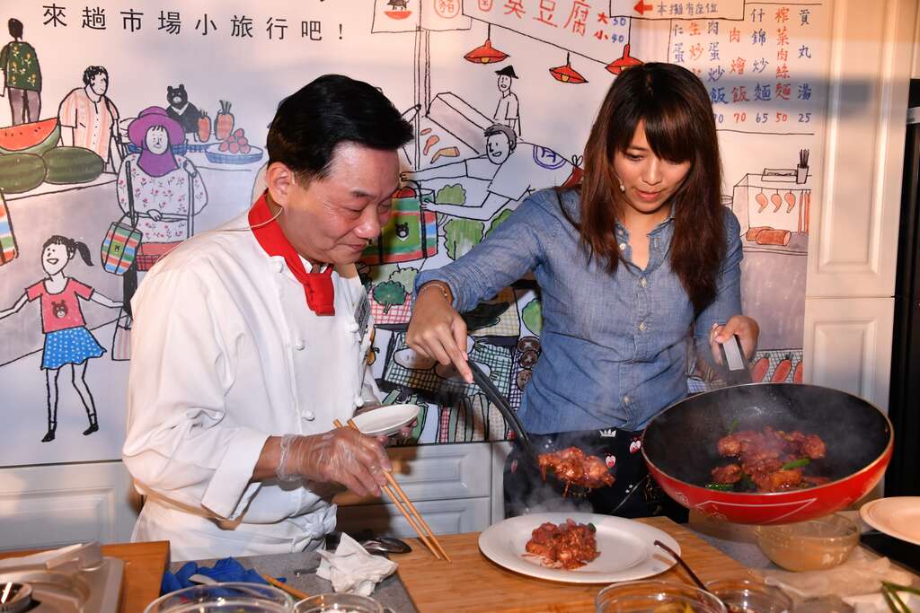 阿基师加码示范的创意台菜「红麴五花香蕉肉」为母亲最爱的家常好滋味。.JPG