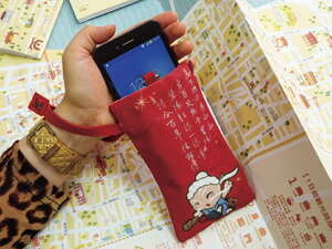 最新推出的文創商品讓月老化身為手機袋，就像一個大紅包袋般喜氣。