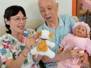 台北畫刊559期—狗醫生‧嬰兒娃娃 助失智長者樂開懷