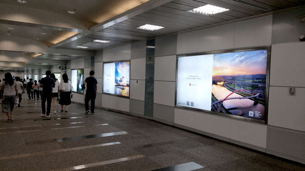 灯箱示意图-市府连通道右侧