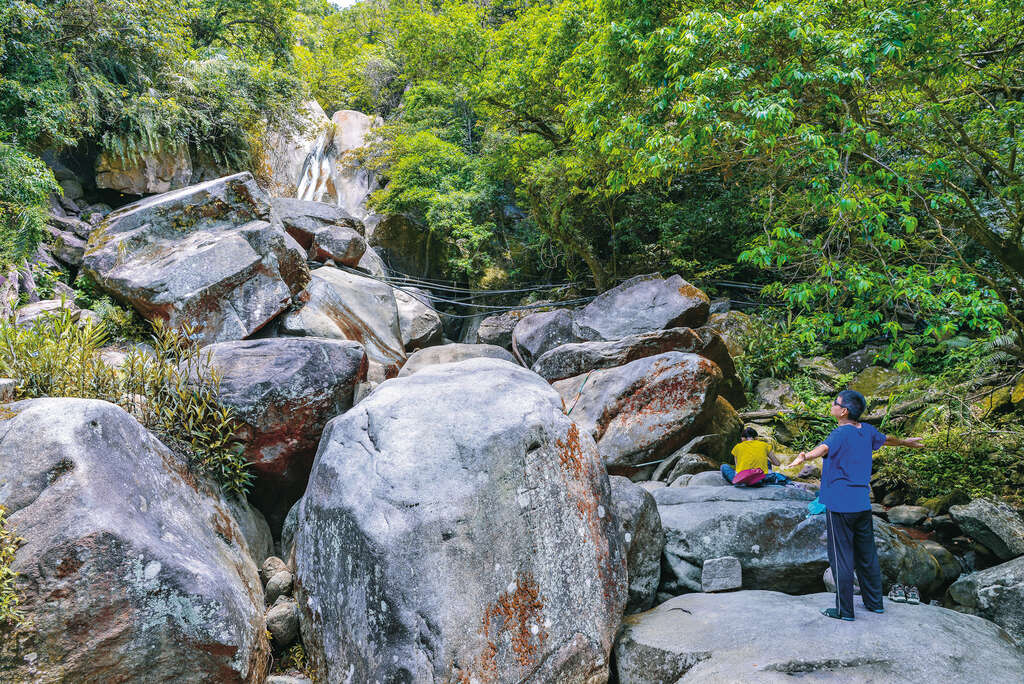 圓覺寺瀑布瀑如其名，在享受沁涼之際，也略有修行般的體悟。（攝影／李智為）