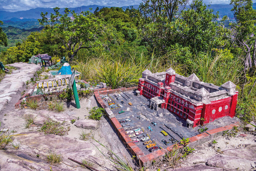 鯉魚山步道登山口兩側，可見劉老先生花了15年雕塑而成的「小人國」。（攝影／李智為）