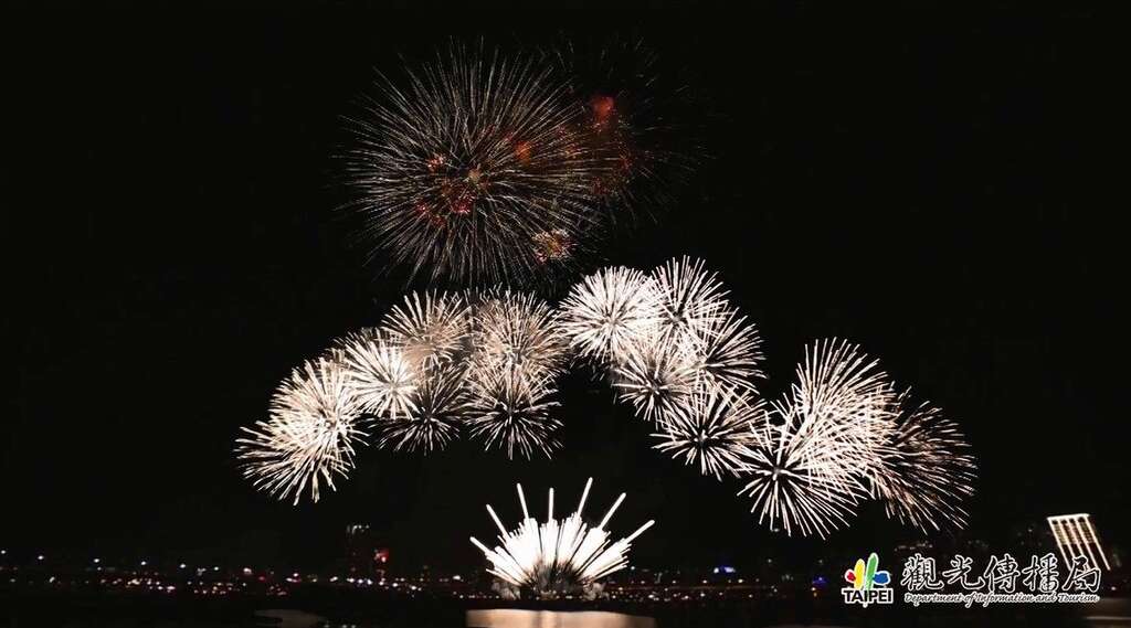 今年首創水幕煙火秀，長度5分20秒，諧音代表「我愛你」