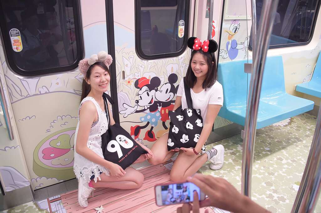 米奇「趣游台北」彩绘列车里，有着台北不同的样貌，吸引民众拍照.JPG
