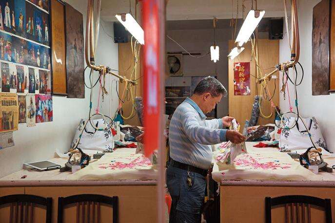 TAIPEI AUTUMN 2018 Vol.13 Yu-Feng Cheongsam’s Chen Zhongxin – Sewing Needle Master of Yarn Graphics