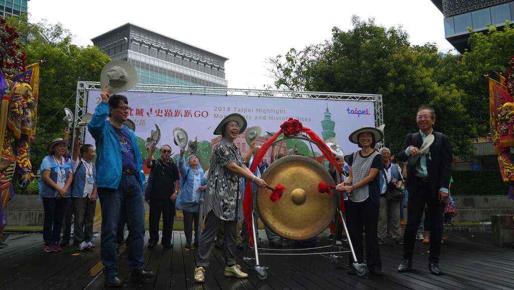 史蹟趴趴GO「史蹟大会师」詹素贞馆长与游竹萍区长敲响铜锣。