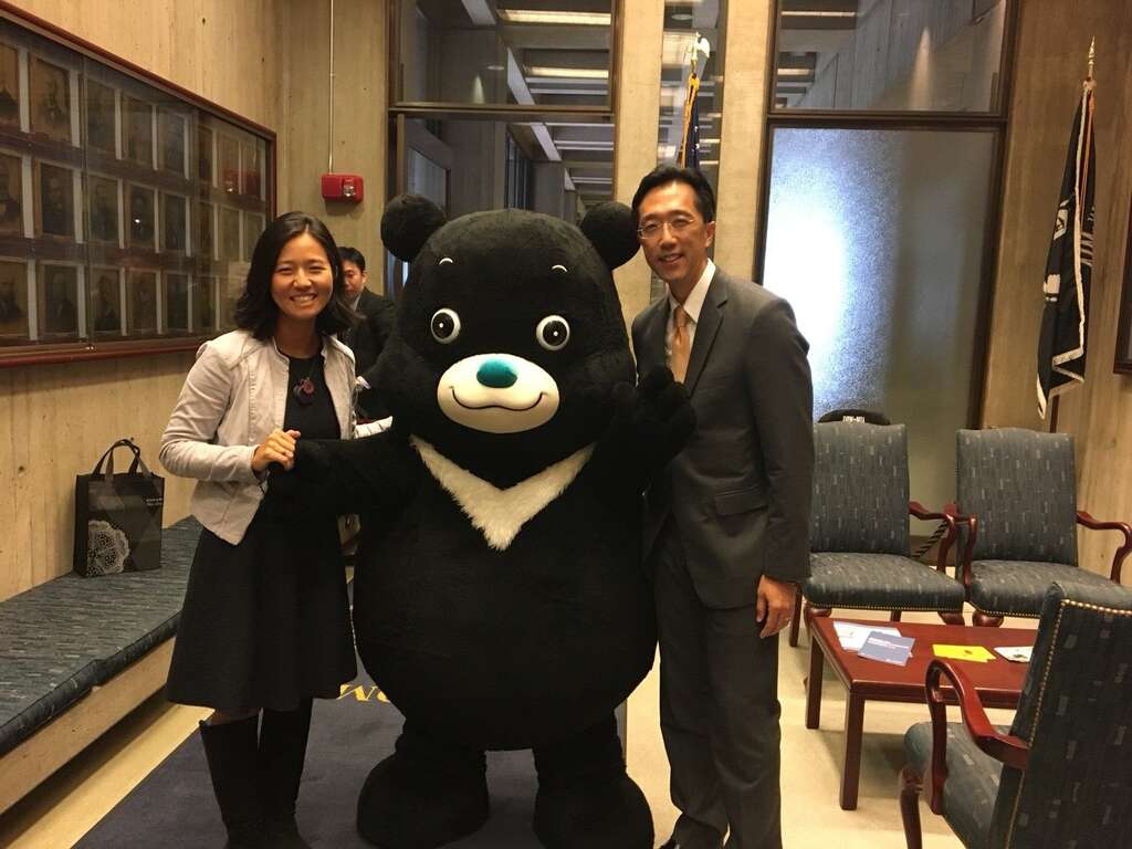 熊讚、駐波士頓台北經文化辦事處處長徐佑典及臺裔波士頓市議員（前議長）Michelle Wu合影