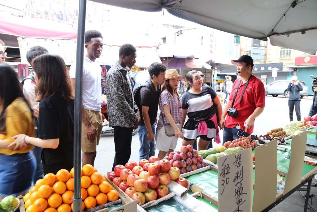 觀光傳播局力推美食觀光、阿兜仔逛市場親手做臺菜